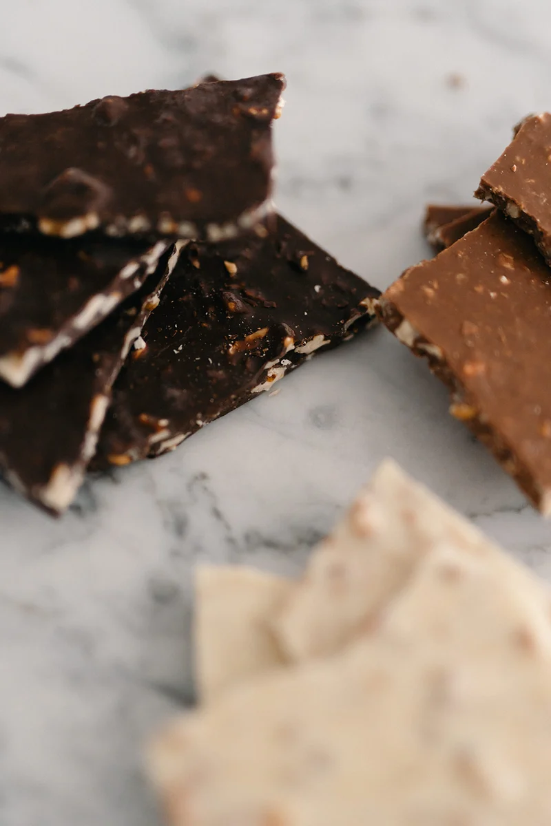 Chocoladestukken met walnoten en hazelnoten