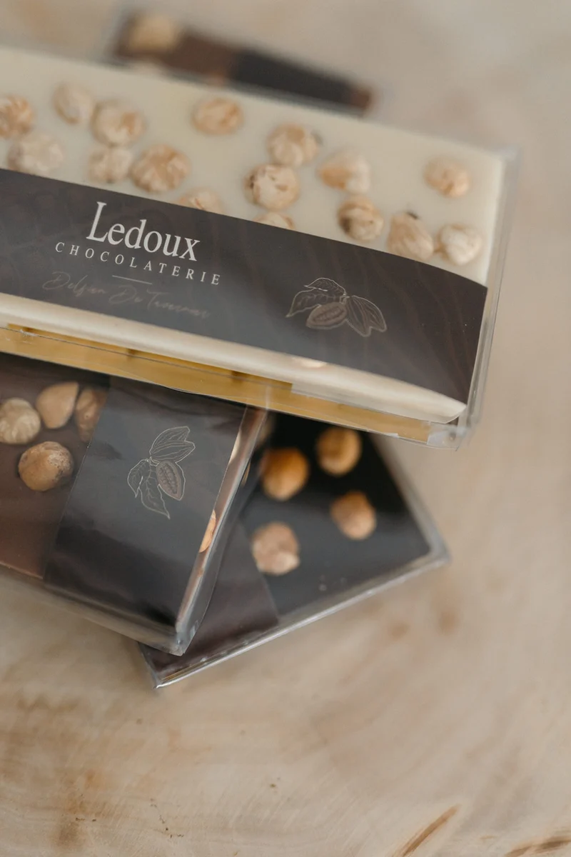 Tablet met geroosterde hazelnootjes
