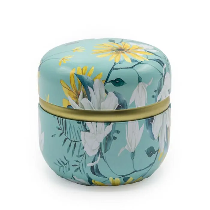 Mintgroen theeblikje met witte en gele bloemen