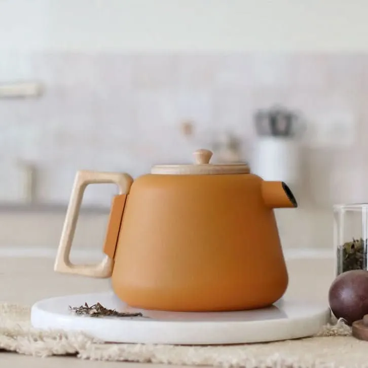Viggo theepot 1L in geel gietijzer met hout
